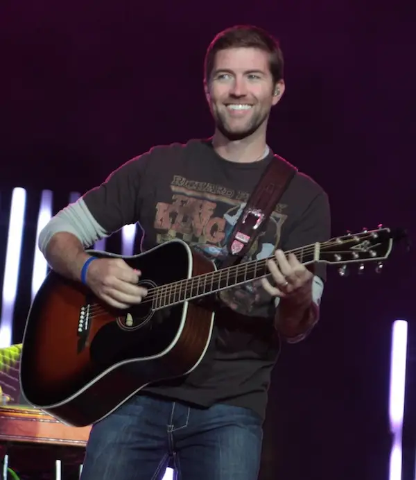 WikiJustSomeUser, CC BY 3.0, via Wikimedia Commons Josh Turner tickets