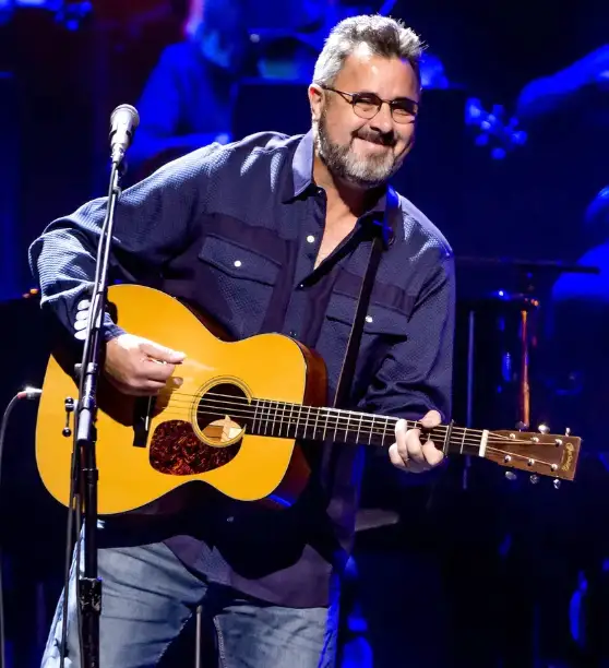 Derek Russell, CC BY-SA 2.0, via Wikimedia Commons Vince Gill tickets