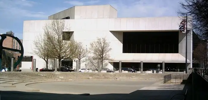 Iowahwyman (talk) (Uploads), Cc-by-sa-3.0, via Wikimedia Commons Des Moines Civic Center